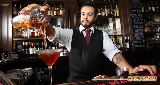 FBC_Manhattan_pour_bartender